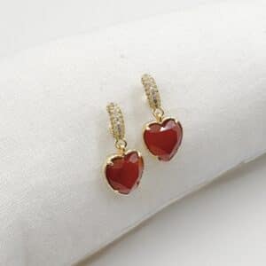 Boucles d’oreilles créoles ouvertes serties de strass blancs et cœur en cornaline naturelle