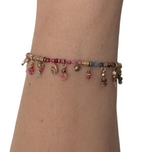 Bracelet fin en acier inoxydable doré avec pampilles et pierres naturelles multicolores, dans les tons de rose