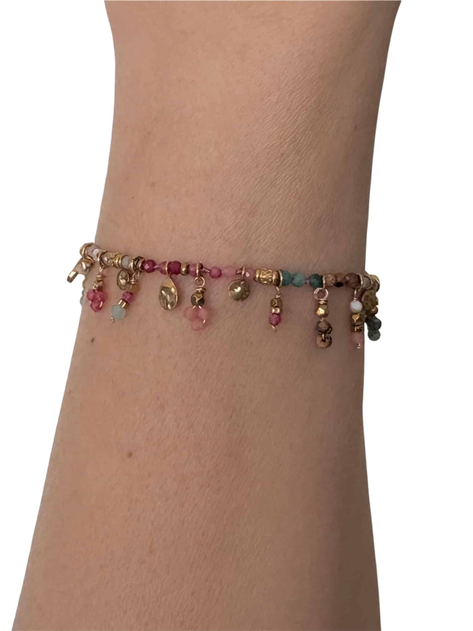 Bracelet fin en acier inoxydable doré avec pampilles et pierres naturelles multicolores, dans les tons de rose