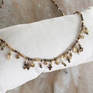 Collier très fin en acier inoxydable doré avec petites pampilles, breloques en acier inoxydable et perles de pierres naturelles – Bijou en acier inoxydable Collier waterproof extrêmement fin et délicat composées de pierres naturelles de nacre et d'oeil du tigre Collier avec pierres naturelles de grande qualité, sélectionnées avec soin Ce bijou se portera aisément seul ou en accumulation pour un look plus travaillé: vous pouvez découvrir notre collection complète de colliers en cliquant juste ici Dimensions: 40 cm au plus court - 45 cm au plus long : chainette de réglage Les petits plus: Ce bijou peut se porter en parure, il existe effectivement le bracelet BOHEME assorti, à découvrir en cliquant ici Ce collier existe dans une multitude de couleurs et de pierres naturelles: découvrez les en suivant ce lien L’acier inoxydable est un matériau résistant, anti allergènique et sans nickel. Il est également waterproof. Vous pouvez donc garder vos bijoux en toutes circonstances