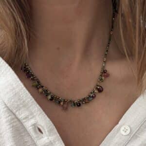 Collier très fin en acier inoxydable doré avec petites pampilles, breloques en acier inoxydable et perles de pierres naturelles – Bijou en acier inoxydable Collier waterproof extrêmement fin et délicat composées de pierres naturelles de nacre et d‘oeil du tigre Collier avec pierres naturelles de grande qualité, sélectionnées avec soin Ce bijou se portera aisément seul ou en accumulation pour un look plus travaillé: vous pouvez découvrir notre collection complète de colliers en cliquant juste ici Dimensions: 40 cm au plus court – 45 cm au plus long : chainette de réglage Les petits plus: Ce bijou peut se porter en parure, il existe effectivement le bracelet BOHEME assorti, à découvrir en cliquant ici Ce collier existe dans une multitude de couleurs et de pierres naturelles: découvrez les en suivant ce lien L’acier inoxydable est un matériau résistant, anti allergènique et sans nickel. Il est également waterproof. Vous pouvez donc garder vos bijoux en toutes circonstances