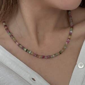 Collier en pierres naturelles de tourmaline et acier inoxydable de couleur or
