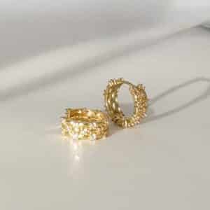 Créoles dorées serties de strass blancs. BIjou femme vendu en paire, vendu par deux