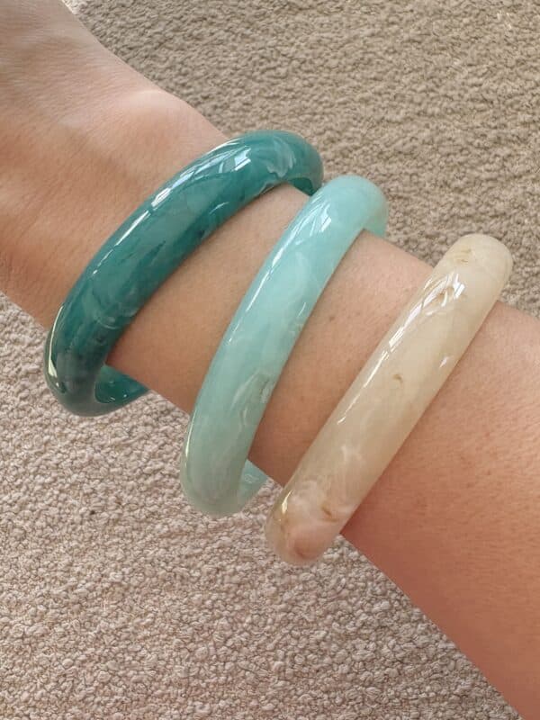 Lot de bracelets joncs en résine bleue bijou femme