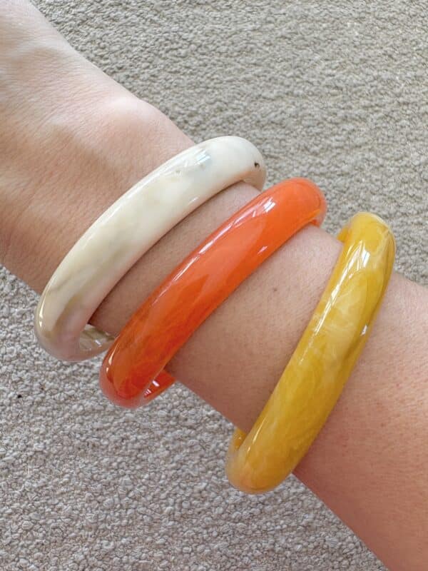 Bracelets joncs vontage en résine dans les tons de crème, jaune et orange