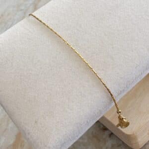 Bracelet fin en acier inoxydable de couleur dorée Apportez une touche de finesse et de lumière à votre poignet avec ce bracelet très fin en acier inoxydable doré