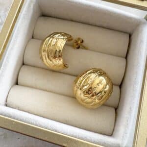 Boucles d’oreilles en acier inoxydable de couleur or, composées de deux puces d’oreilles travaillées et martelées, à la fois chic et vintage