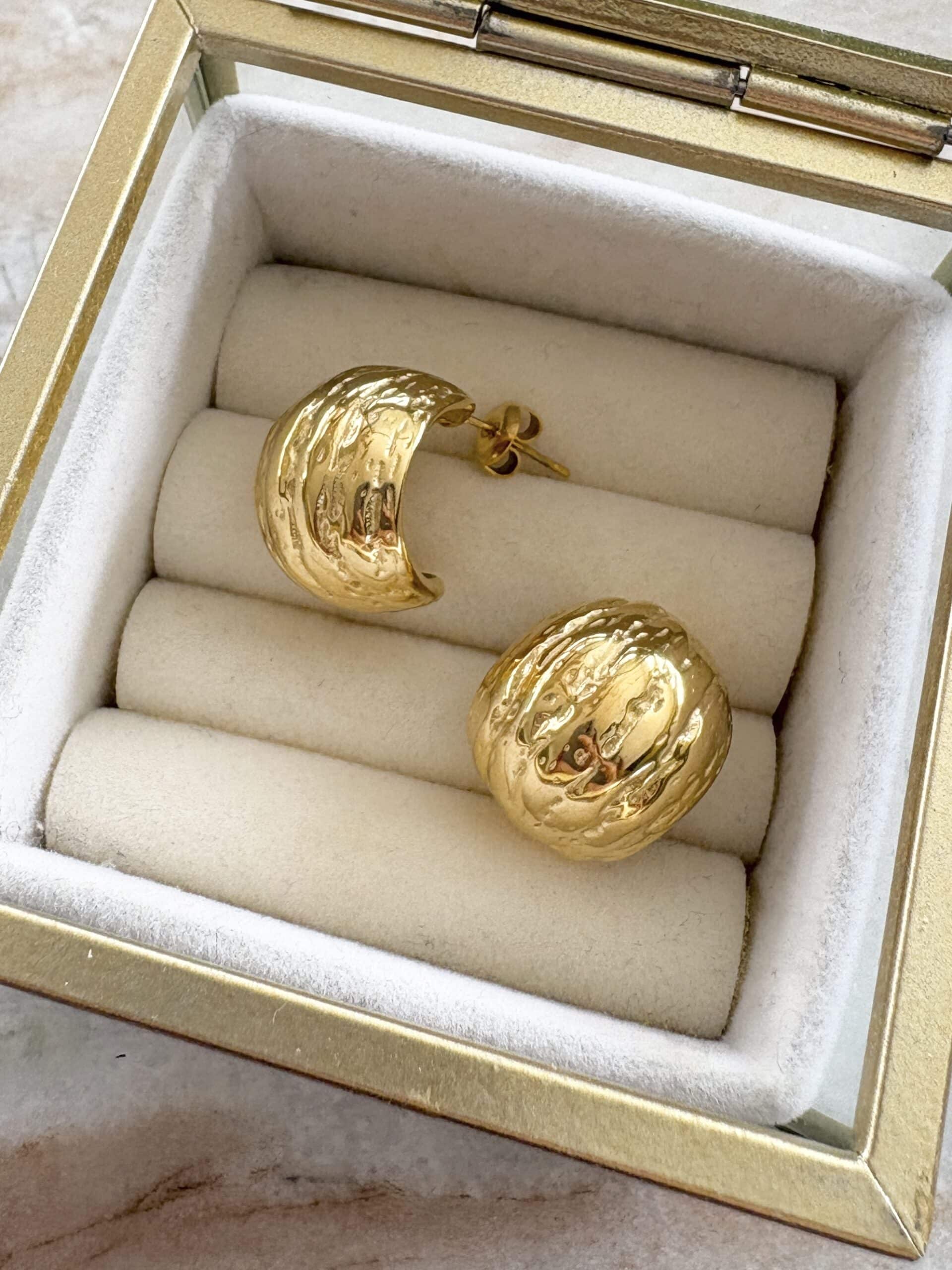 Boucles d’oreilles en acier inoxydable de couleur or, composées de deux puces d’oreilles travaillées et martelées, à la fois chic et vintage