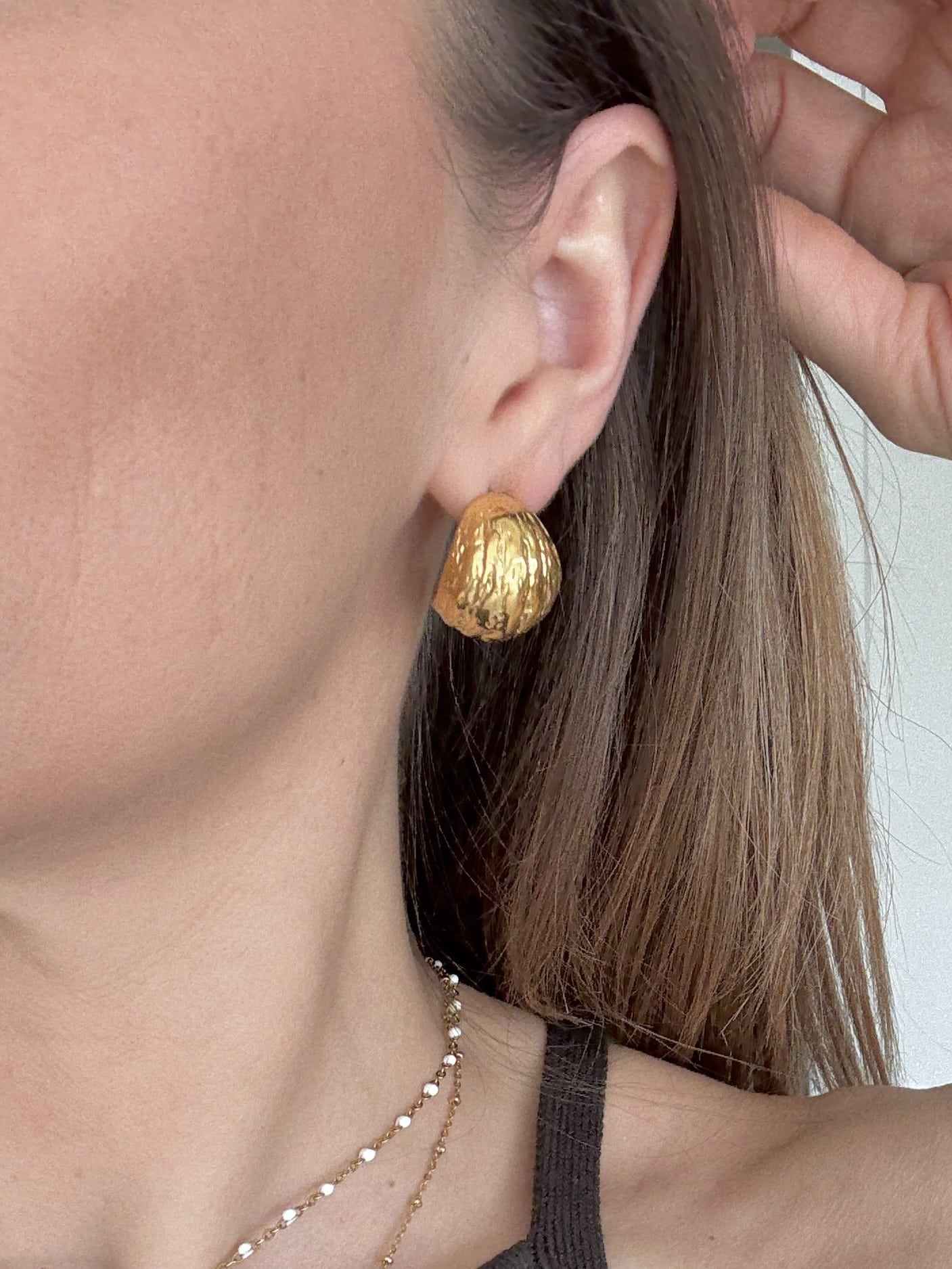 Boucles d’oreilles en acier inoxydable de couleur or, composées de deux puces d’oreilles travaillées et martelées, à la fois chic et vintage