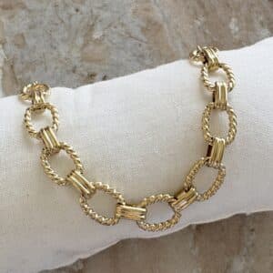 Bracelet en acier inoxydable composé d’une multitude de maillons ovales lisses et martelés