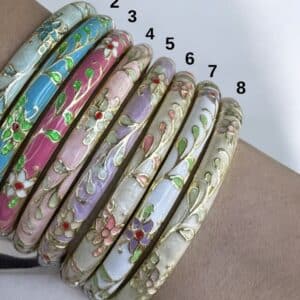 Craquez pour ce bijou ultra frais et tendance pour cet été, le jonc THALANDAIS s'impose dans une tendance ultra girly, pour un look bohème, coloré et poétique. 