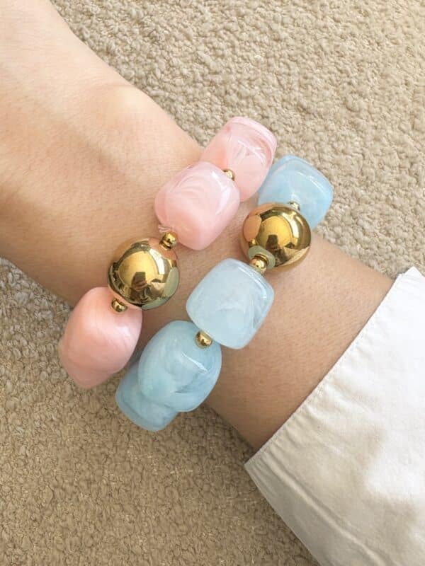 Bracelet monté sur élastique avec perles en acétate de couleur bleue • perles et finitions en acier inoxydable