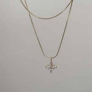 Coller double rang en acier inoxydable de couleur dorée avec petit pendentif en forme de fleur, serti de strass blancs