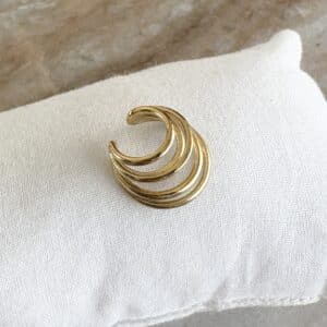 Jolie bague d’oreilles fabriquée en acier inoxydable de couleur dorée, très jolie et facile à placer