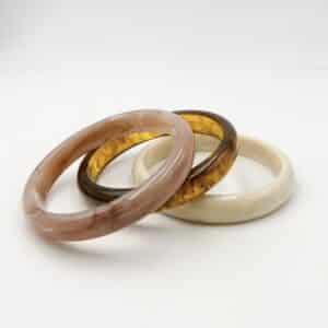 Lot de 3 bracelets joncs en acétate crème, camel et vieux rose – diamètre 6,5 cm. Bijoux tendance et élégants à 14 € sur le site de la Boutique de Cha.