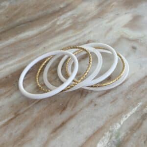 Lot de six joncs en résine et deux joncs en acier inoxydable doré – Bijou vintage