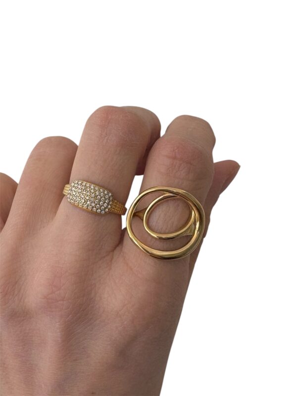 Bague à fin anneau en acier inoxydable de couleur dorée avec cercles sur le dessus