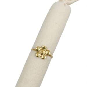 Bague composé d'un fin anneaux ajustable en acier inoxydable de couleur dorée et supplanté d'une petite fleur souriante - Bijou en acier inoxydable