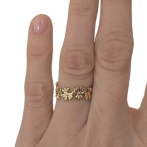 Bague fine ajustable en acier inoxydable de couleur dorée composée d'une ribambelle de petites fleurs- Bijou en acier inoxydable 