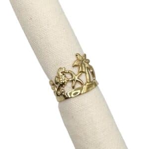 Bague large au doigt composé d'une ribambelle de symboles liés à l'océan