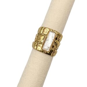 Bague large en acier inoxydable martelé et texturé avec pierre naturelle de nacre rectangulaire en son centre
