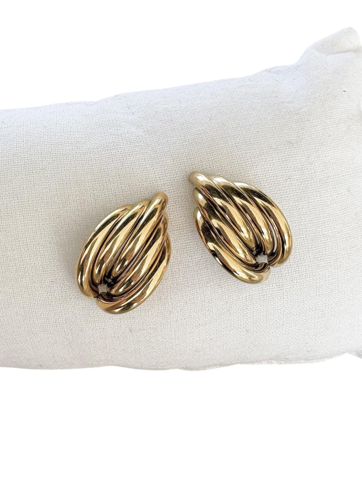 Boucles d'oreilles clous dans un look rétro vintage en acier inoxydable de couleur dorée - Bijou en acier inoxydable 