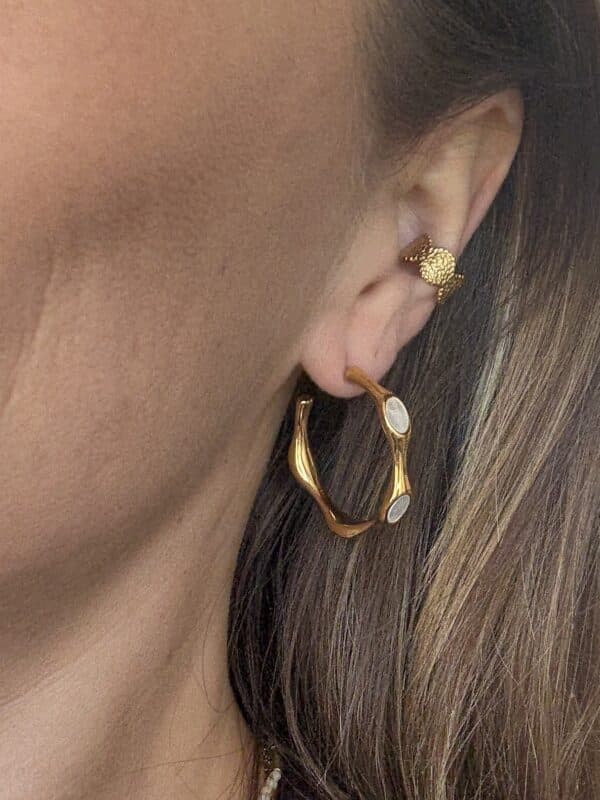 Boucles d'oreilles créoles en acier inoxydable de couleur dorée et pierres naturelle de nacre blanche - Bijou waterproof en acier inoxydable 