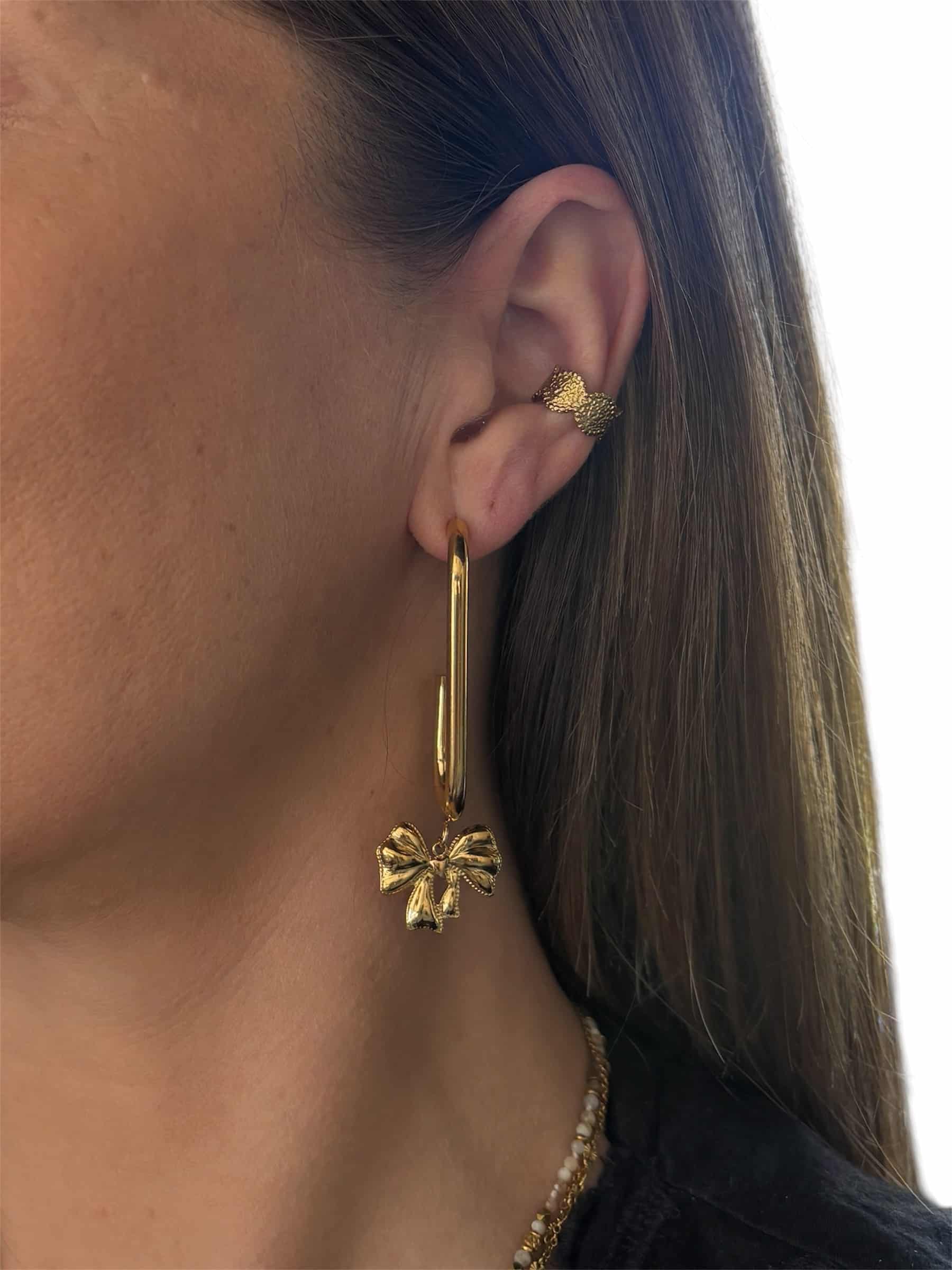 Boucles d'oreilles pendantes composées de deux maxi créoles de forme carrée avec pendentifs noeuds - Bijou waterproof en acier inoxydable de couleur dorée