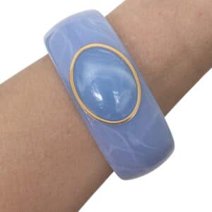 Bracelet manchette en acétate bleu clair – Le bijou tendance et moderne