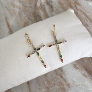 Boucles d'oreilles pendantes composées d'une mini créoles ainsi que de pendentifs en forme de croix, sertis de petites pierres multicolores