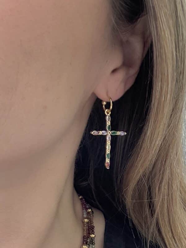 Boucles d'oreilles pendantes composées d'une mini créoles ainsi que de pendentifs en forme de croix, sertis de petites pierres multicolores