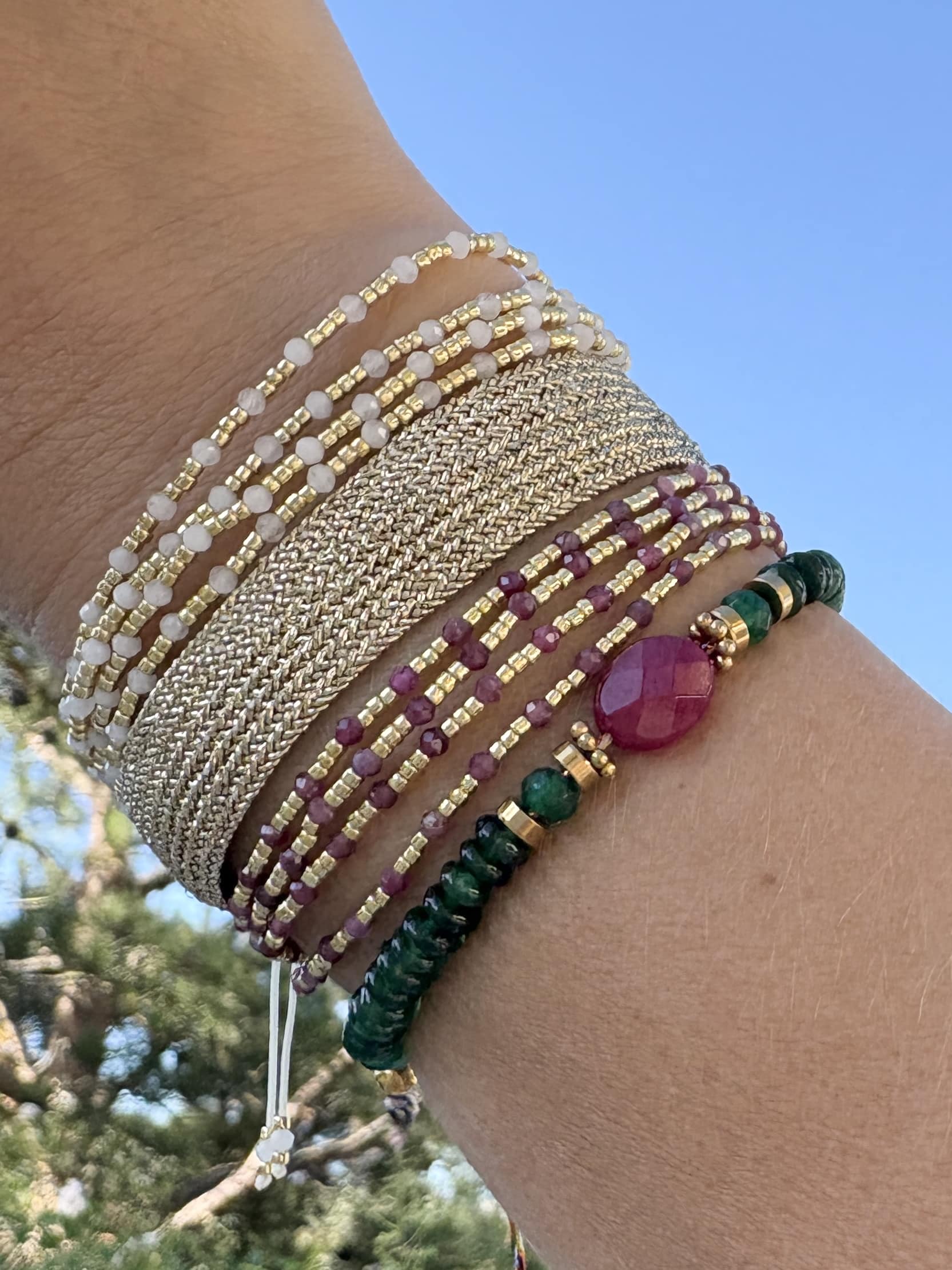 Bracelet à cordon quatre rangs composé de perle miyuki ainsi que perles de pierres naturelles