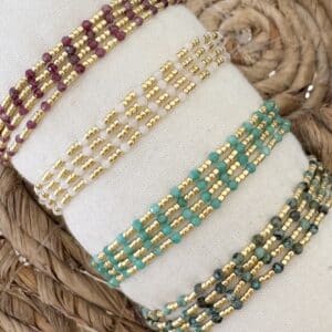 Bracelet à cordon quatre rangs composé de perle piyuki ainsi que perles de pierres naturelles