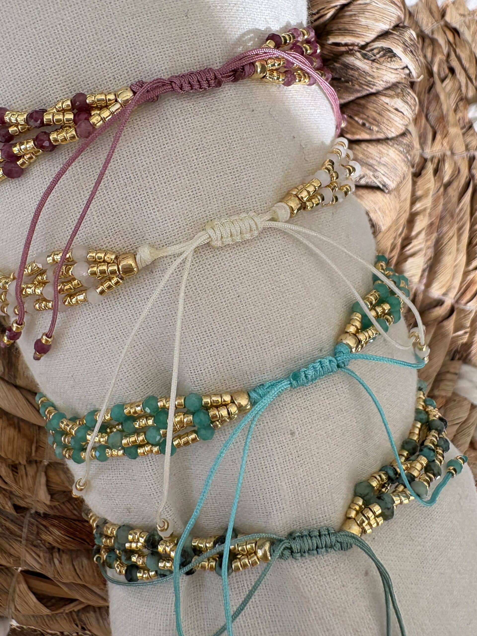 Bracelet à cordon quatre rangs composé de perle piyuki ainsi que perles de pierres naturelles
