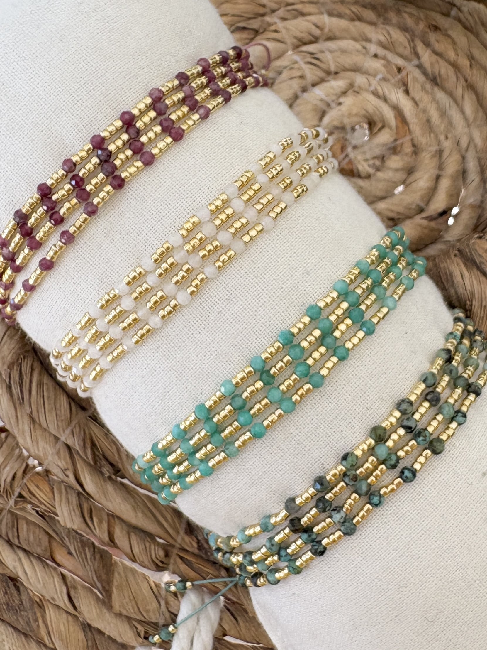Bracelet à cordon quatre rangs composé de perle piyuki ainsi que perles de pierres naturelles