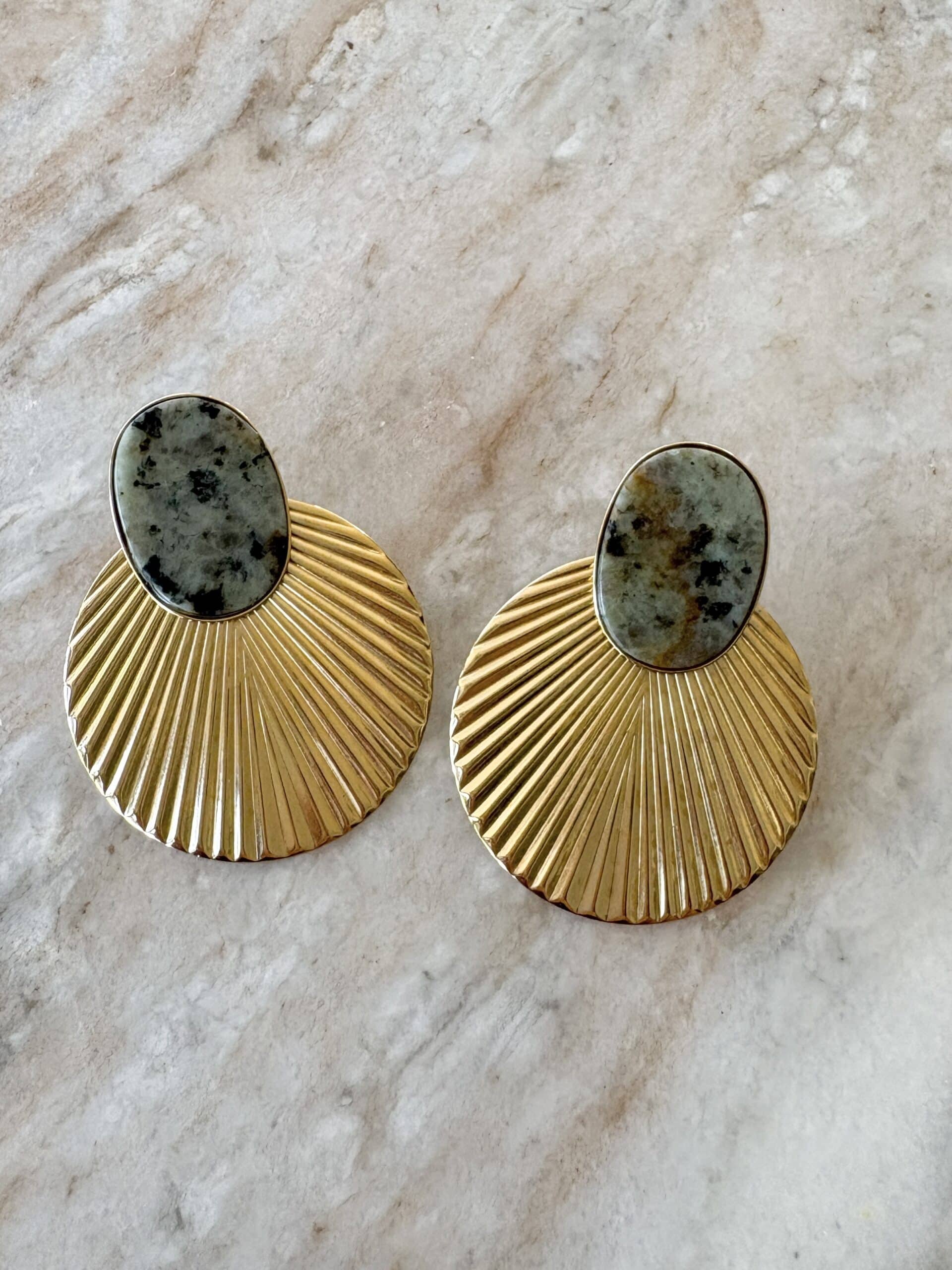 Grosses boucles d'oreilles, puces d'oreilles en acier inoxydable strié et pierre naturelle de turquoise Africaine de couleur vert de gris