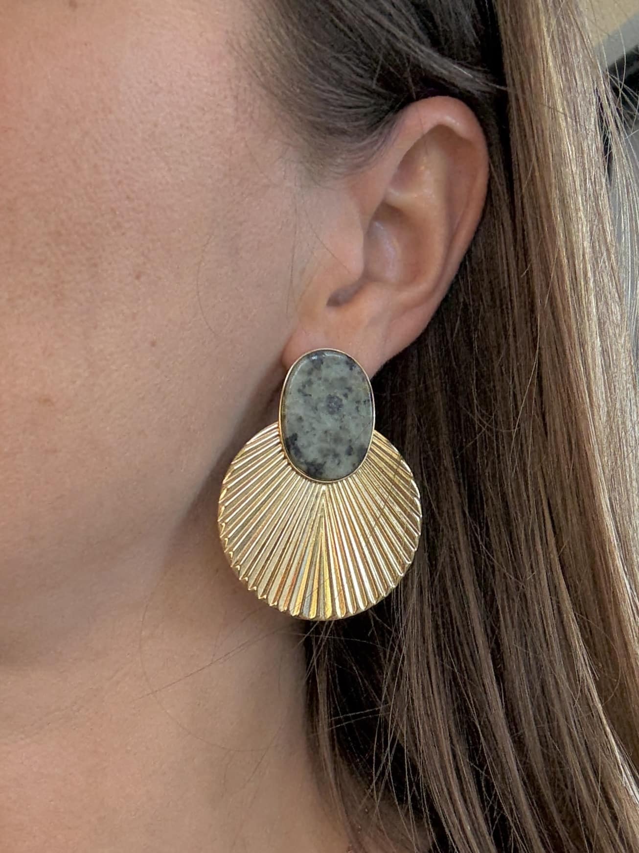 Grosses boucles d'oreilles, puces d'oreilles en acier inoxydable strié et pierre naturelle de turquoise Africaine de couleur vert de gris