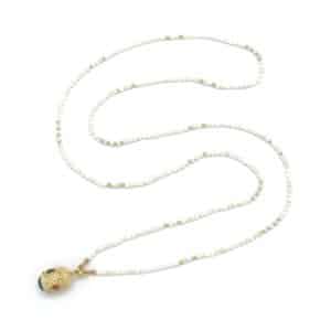 Collier sautoir en pierres de nacre et acier inoxydable doré