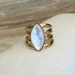 Bague large composée d'une multitude d'anneaux en acier inoxydable dorée avec pierres naturelle de nacre en forme de losange