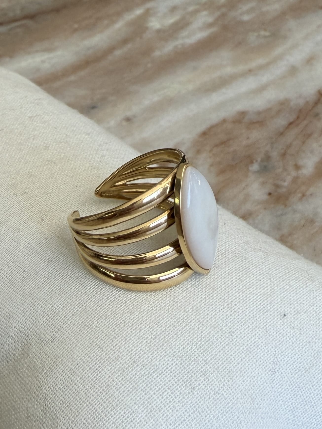 Bague large composée d'une multitude d'anneaux en acier inoxydable dorée avec pierres naturelle de nacre en forme de losange