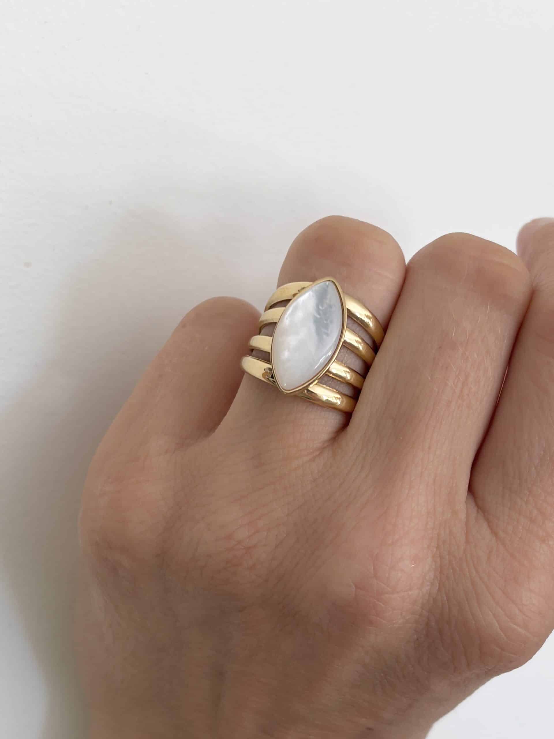 Bague large composée d'une multitude d'anneaux en acier inoxydable dorée avec pierres naturelle de nacre en forme de losange