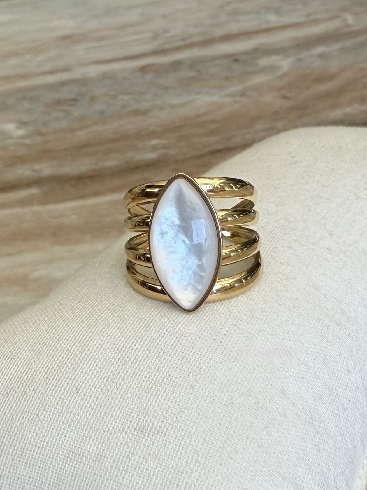 Bague large composée d'une multitude d'anneaux en acier inoxydable dorée avec pierres naturelle de nacre en forme de losange