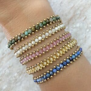 Bracelet composé de petites billes d'acier inoxydable ainsi que de perles rocaille de couleur - Bijou en acier inoxydable