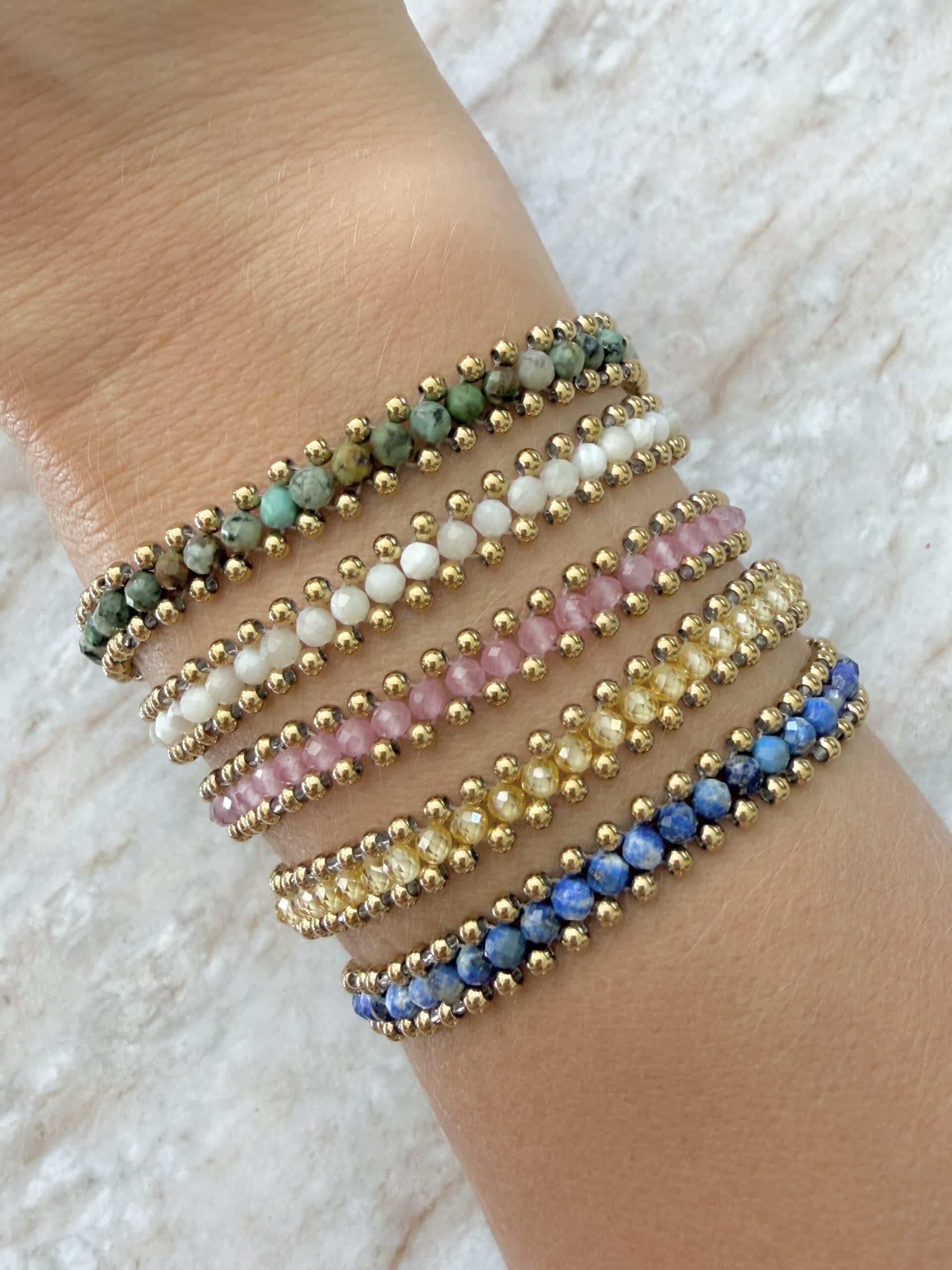 Bracelet composé de petites billes d'acier inoxydable ainsi que de perles rocaille de couleur - Bijou en acier inoxydable