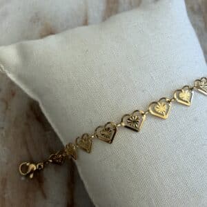 Bracelet en acier inoxydable de couleur dorée composé d'une ribambelle de petits ajourés et ciselés