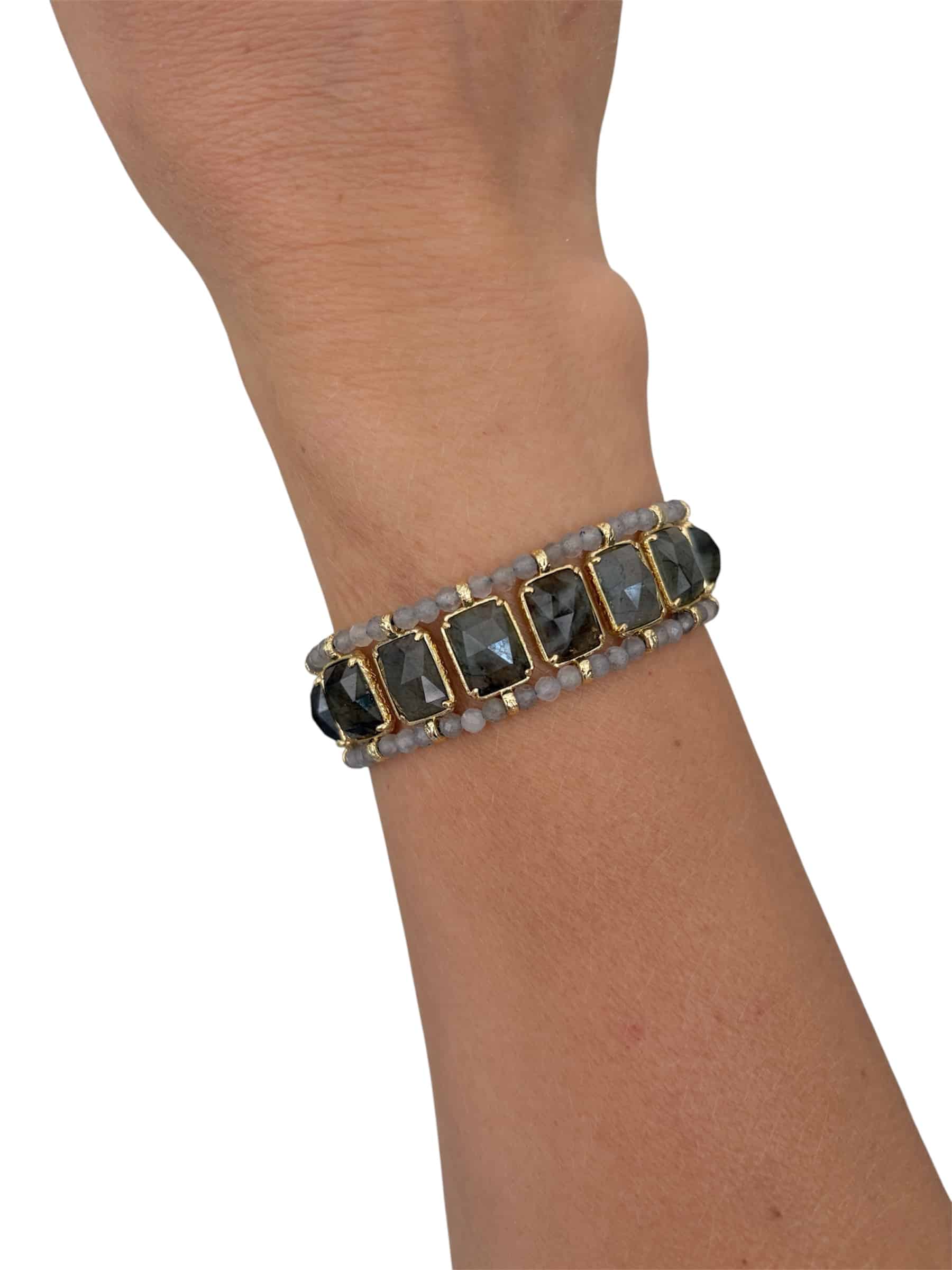 Bracelet manchette composé d’acier inoxydable et pierres naturelles de couleur grises, pierres naturelles de labradorite