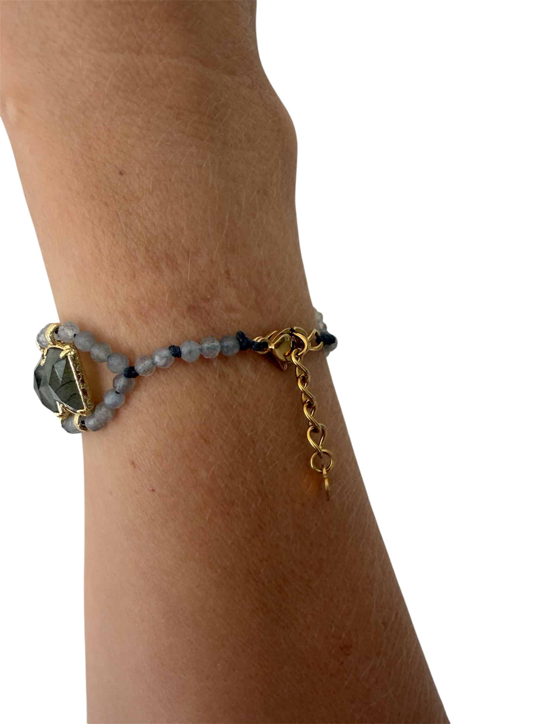 Bracelet manchette composé d’acier inoxydable et pierres naturelles de couleur grises, pierres naturelles de labradorite
