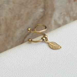 Earcuff, bague d'oreille en acier inoxydable doré composée de deux fins anneaux et d'une pendentif en forme de plume
