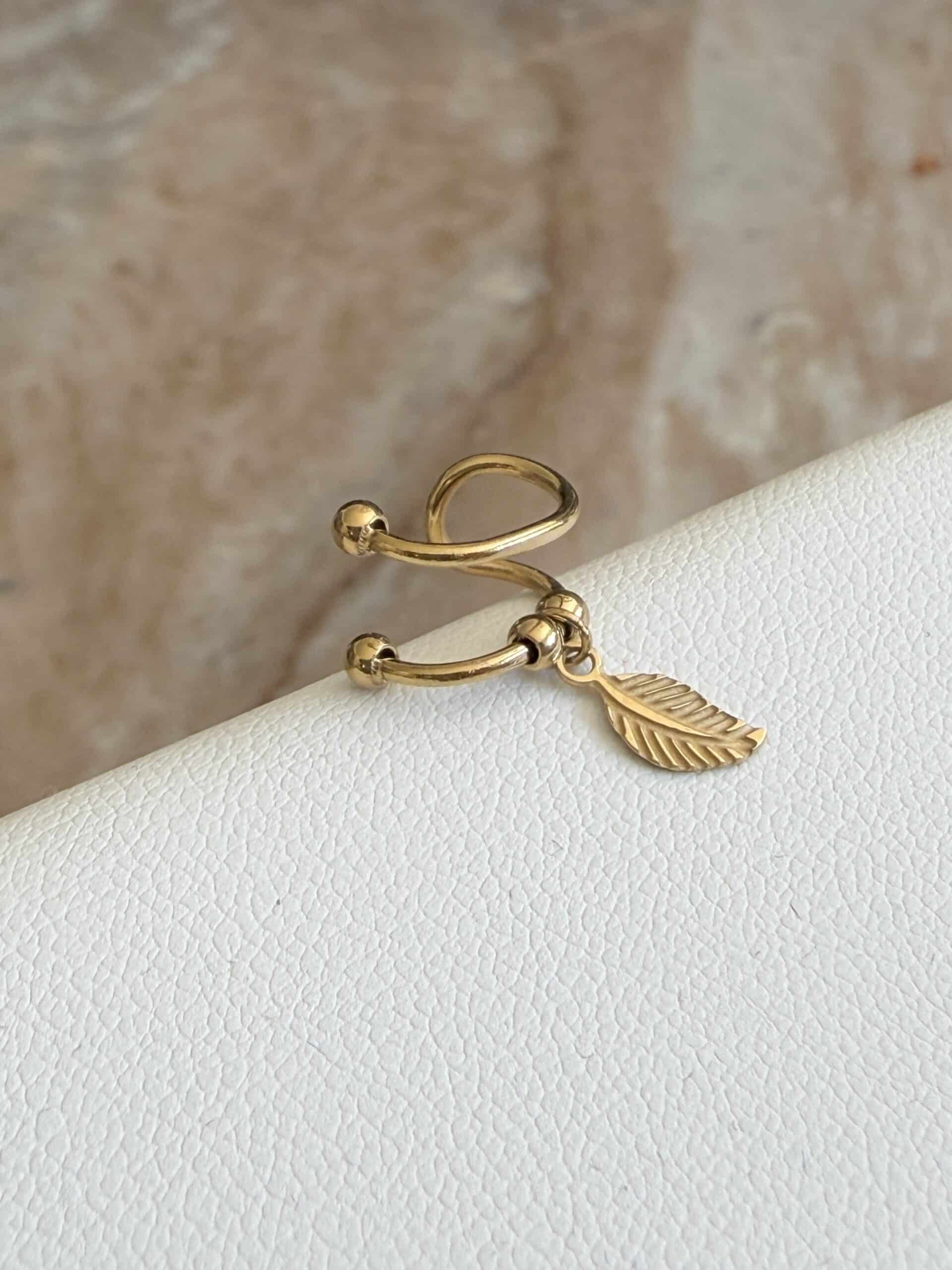 Earcuff, bague d'oreille en acier inoxydable doré composée de deux fins anneaux et d'une pendentif en forme de plume