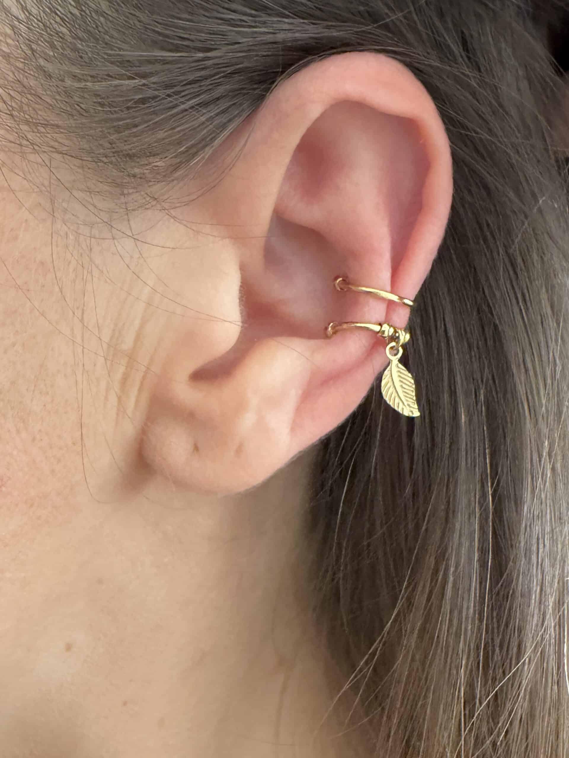 Earcuff, bague d'oreille en acier inoxydable doré composée de deux fins anneaux et d'une pendentif en forme de plume